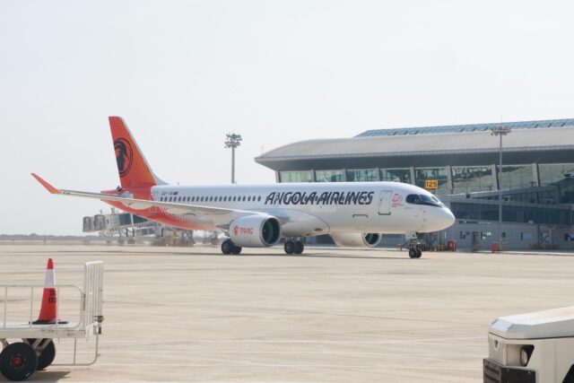 TAAG A220_300